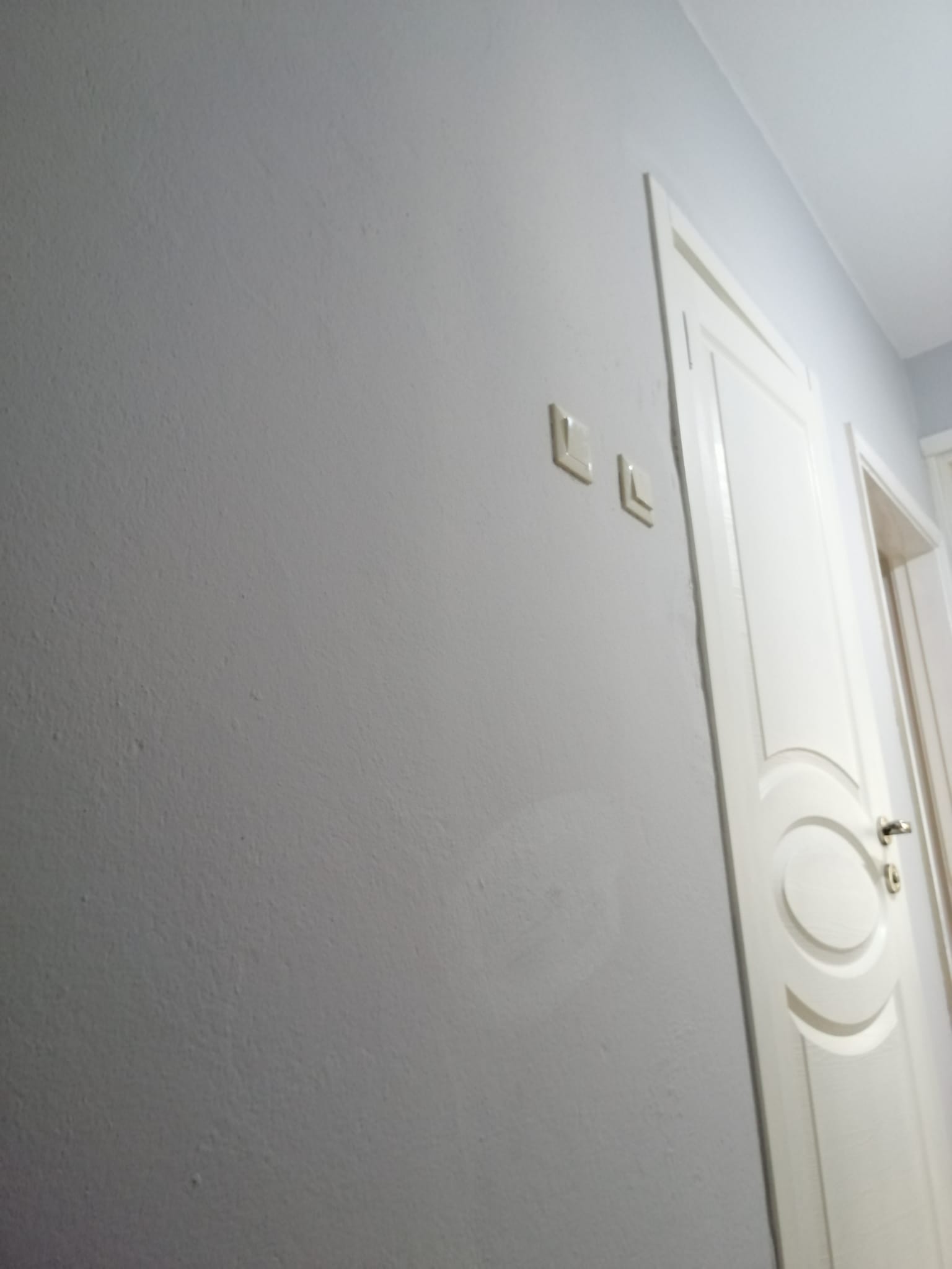 Modern bir evin iç cephe boyama işlemi, duvar boyayan ustalar